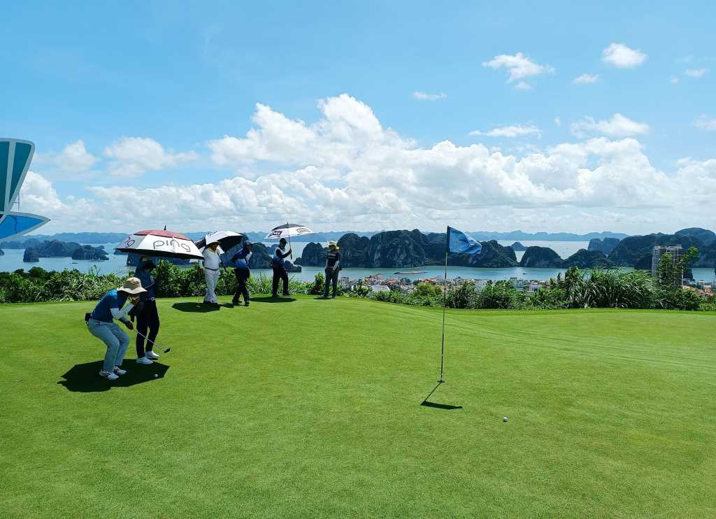 Sân golf FLC Hạ Long có tầm nhìn đẹp ra Vịnh Hạ Long, là điểm đến của nhiều golf thủ trong nước và quốc tế - Ảnh: Cổng TTĐT tỉnh Quảng Ninh