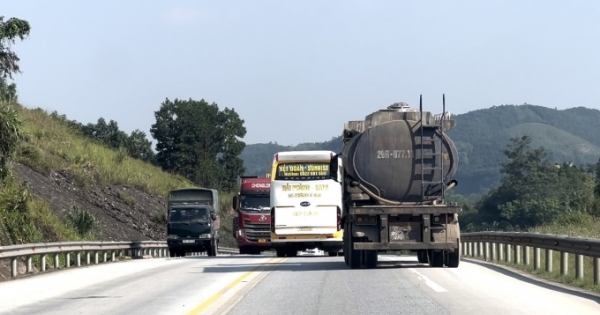 Thót tim cảnh xe khách lấn làn, vượt ẩu trên cao tốc Nội Bài – Lào Cai