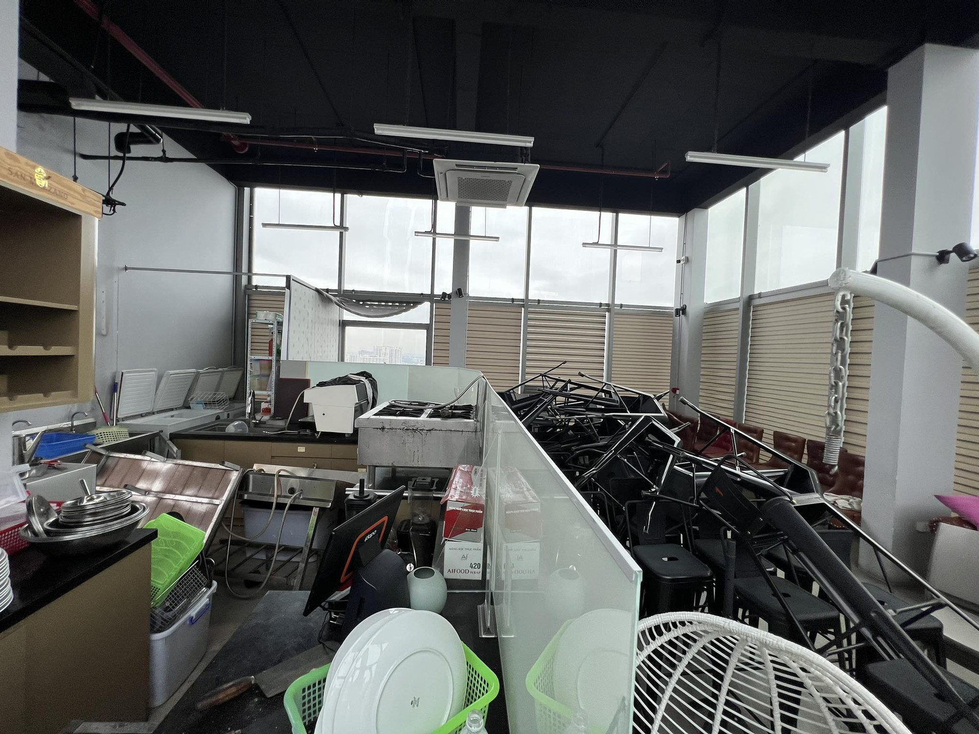 Hiện nay, đồ dùng mà bà Ngân đã mua sắm để phục vụ cho việc kinh doanh phải vứt vào kho, thanh lý không ai mua.