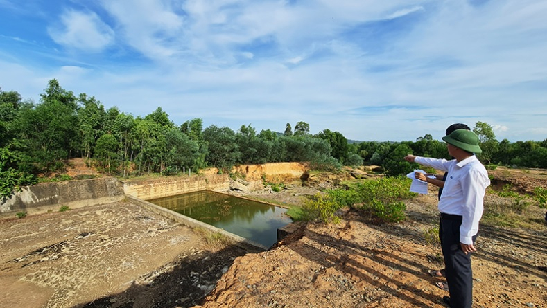 Ðoạn kênh xả nước của hồ, đập thủy lợi Cu Lây, xã Thuần Thiện, huyện Can Lộc (Hà Tĩnh) bị xói mòn, sạt lở.