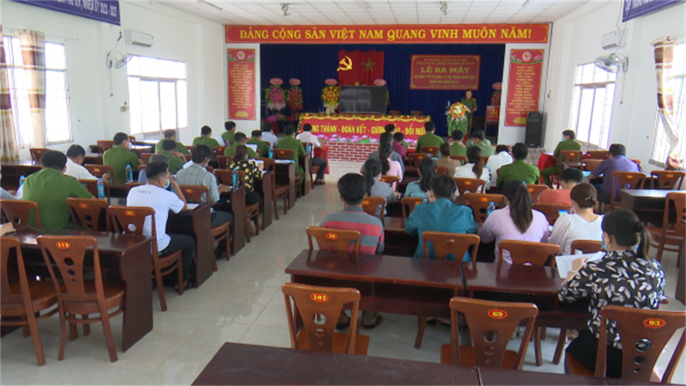 Lực lượng công an tuyên truyền pháp luật liên quan đến hụi, họ. Ảnh: Cổng Thông tin Bộ Công an