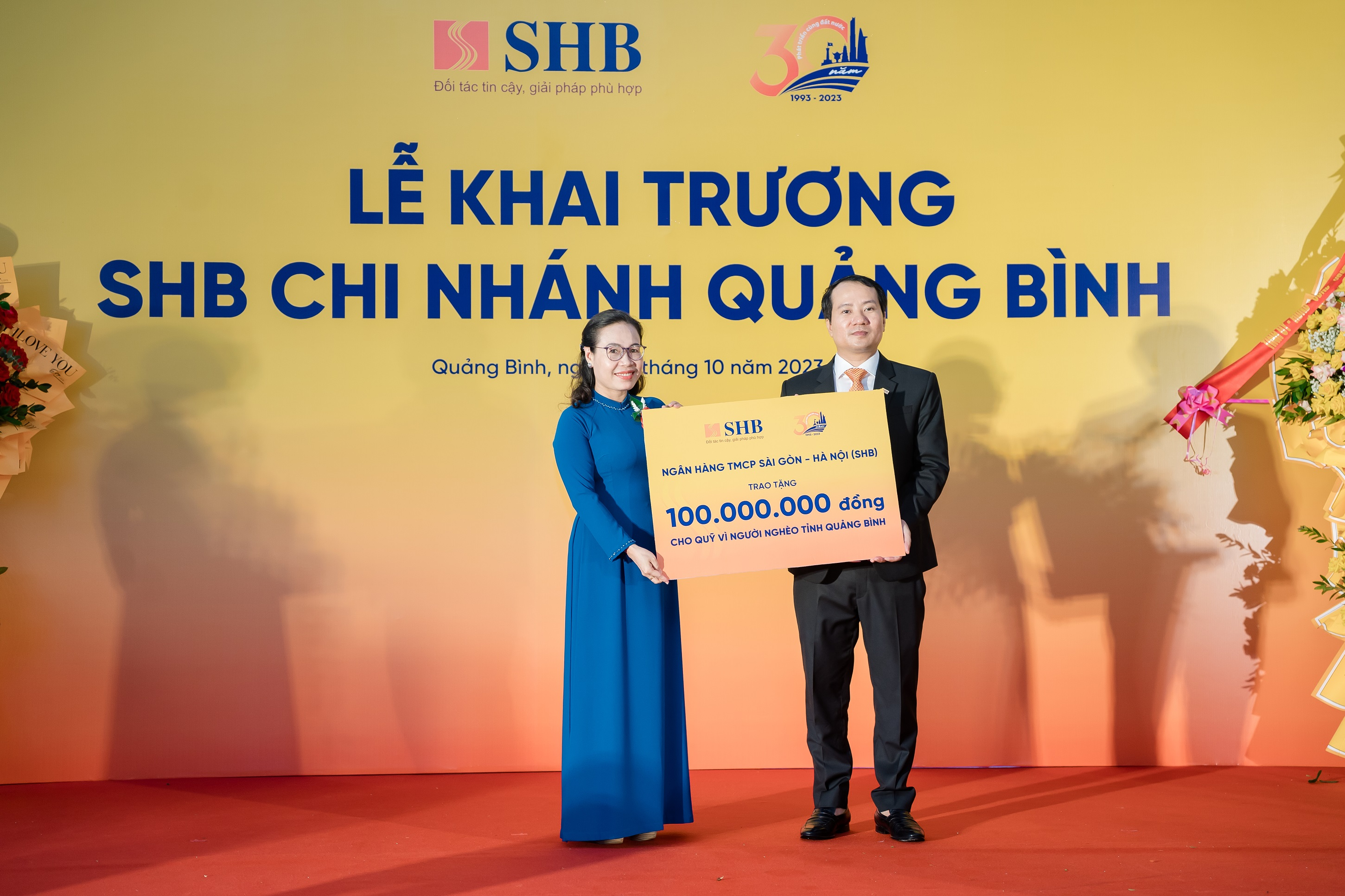Phát biểu tại Lễ khai trương, Tổng Giám đốc Ngô Thu Hà nhấn mạnh SHB Quảng Bình sẽ hoạt động an toàn, hiệu quả, phát triển vững mạnh đóng góp vào sự phát triển kinh tế xã hội của tỉnh nói riêng và cả nước nói chung