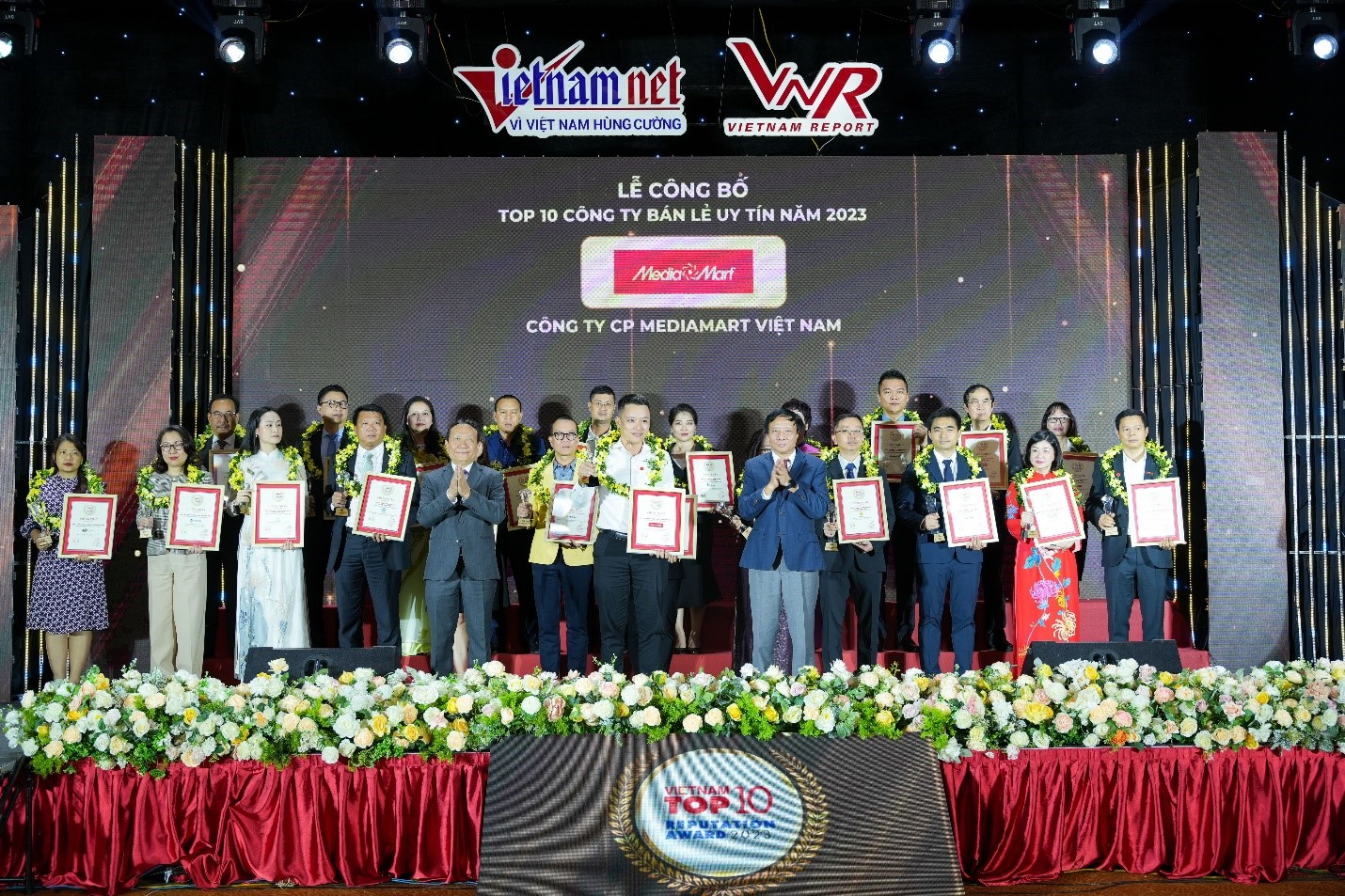 Đại diện MediaMart &ndash; &Ocirc;ng Vương Tuấn Anh nhận giải Top 10 C&ocirc;ng ty B&aacute;n lẻ uy t&iacute;n năm 2023.