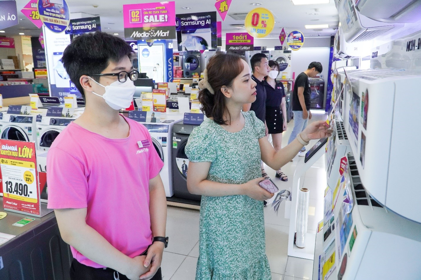 Nếu như năm 2021 &amp;amp; 2022 thị trường ảm đạm do đại dịch Covid 19 th&igrave; bước sang năm 2023 thị trường b&aacute;n lẻ Việt Nam lại đối diện với th&aacute;ch thức mới khi l&agrave;n s&oacute;ng suy tho&aacute;i kinh tế to&agrave;n cầu đổ ập.  Theo đ&oacute;, lợi nhuận của c&aacute;c doanh nghiệp trong ng&agrave;nh chịu &aacute;p lực nặng nề khi người d&acirc;n đều &ldquo;thắt chặt chi ti&ecirc;u&rdquo; hơn. Theo số liệu từ Tổng cục Thống k&ecirc;, ti&ecirc;u d&ugrave;ng cuối c&ugrave;ng nửa đầu năm 2023 chỉ tăng 2,7% so với c&ugrave;ng kỳ năm trước. Hơn nữa, mức độ cạnh tranh của c&aacute;c nh&agrave; b&aacute;n lẻ diễn ra mạnh mẽ v&agrave; li&ecirc;n tục trong nửa đầu năm 2023 c&agrave;ng siết chặt đ&aacute;ng kể tỷ suất lợi nhuận của c&aacute;c nh&agrave; b&aacute;n lẻ.