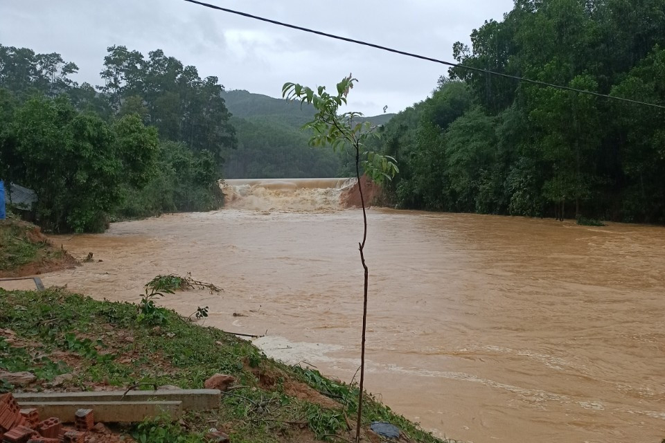 Thân đập Tắt bị sạt lở nghiêm trọng. Ảnh: CTV