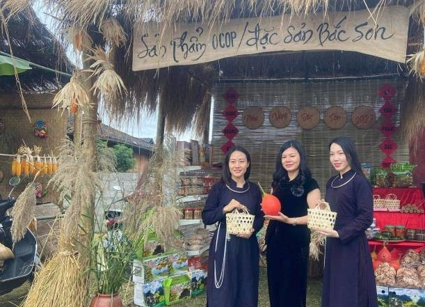 Thiếu nữ Bắc Sơn, giới thiệu sản phẩm đặc sản OCOP, với du khách.