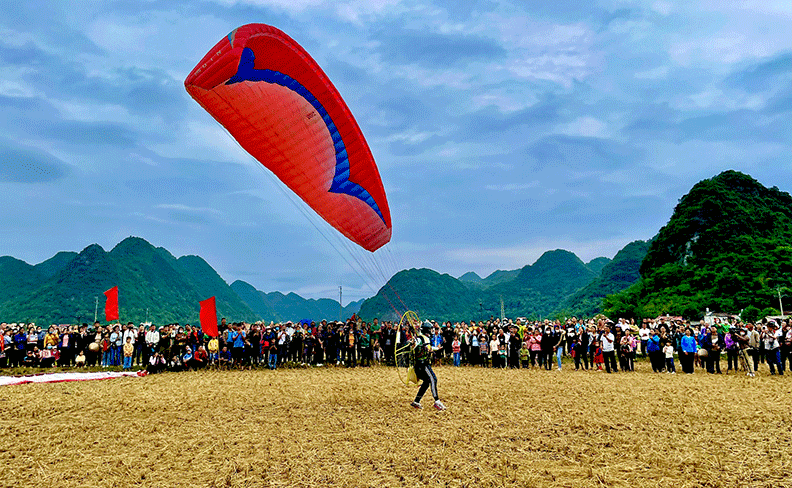 Du khách được tham gia trải nghiệm bay dù lượn ngắm thung lũng vàng Bắc Sơn.
