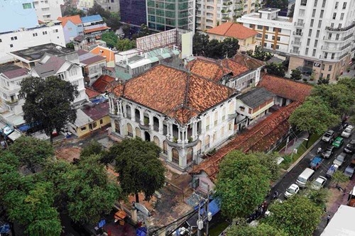 T&ograve;a nh&agrave; cổ c&oacute; vị tr&iacute;