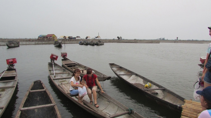 Đầm chuồn nh&igrave;n từ xa