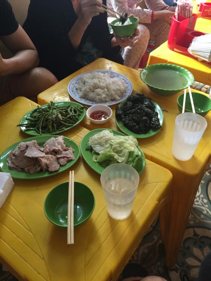 Suất cơm 3 người ăn với gi&aacute; 780.000đ ( Ảnh: nh&acirc;n vật cung cấp)