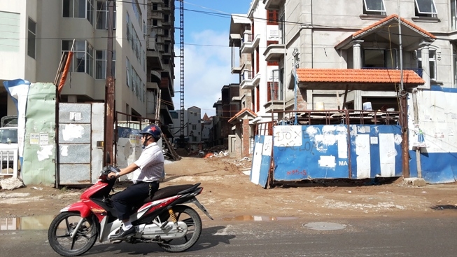 Đường v&agrave;o dự &aacute;n vẫn ngổn ngang.