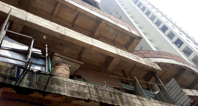 Hoang t&agrave;n v&agrave; xuống cấp. Nhiều khối b&ecirc; t&ocirc;ng đ&atilde; mọc r&ecirc;u.