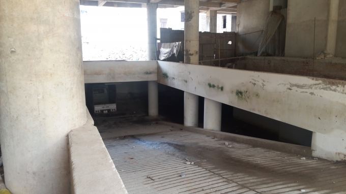 Lối xuống tầng hầm nay trở th&agrave;nh nơi tr&uacute; ngụ của chuột v&agrave; r&aacute;c.