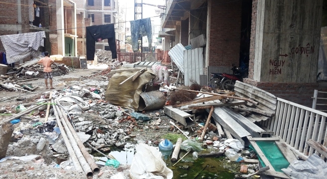 C&ocirc;ng trường ngổn ngang.