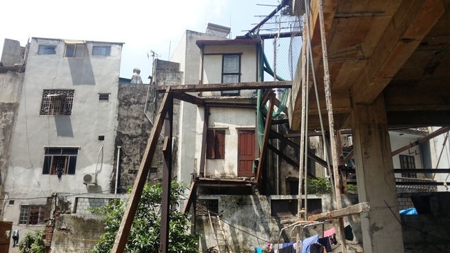 Kh&ocirc;ng những vậy, nhiều ng&ocirc;i nh&agrave; liền kề dự &aacute;n đang c&oacute; dấu hiệu nghi&ecirc;ng, l&uacute;n.