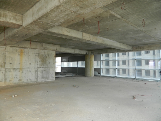 Với tổng vốn đầu tư l&ecirc;n đến gần 2.000 tỷ đồng, nhưng khởi c&ocirc;ng từ năm 2010 đến nay dự &aacute;n vẫn chưa thể ho&agrave;n th&agrave;nh v&agrave; đi v&agrave;o sử dụng.