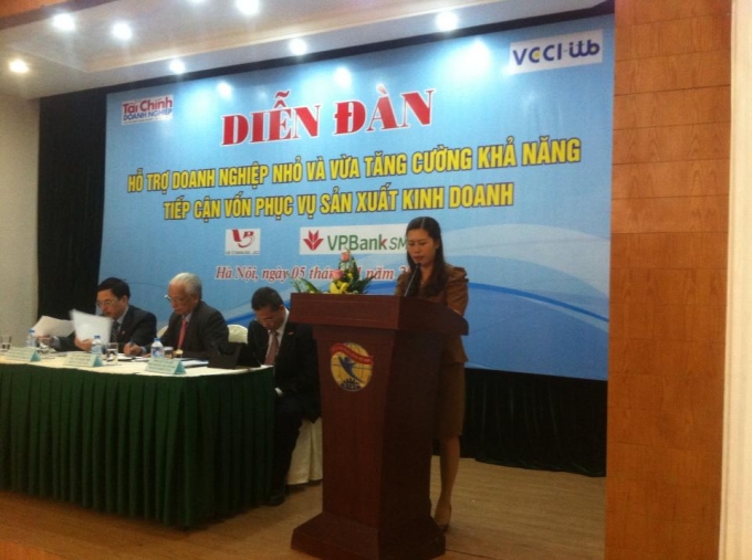 PGS.TS L&ecirc; Thị Kim Nhung, Trưởng khoa TCNH, Đại học Thương mại ph&aacute;t biểu trong buổi diễn đ&agrave;n.