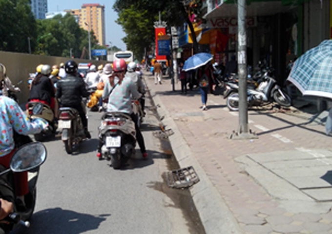 C&ograve;n đường tập nập bu&ocirc;n b&aacute;n giờ đ&acirc;y trống vắng