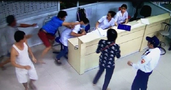 Đỗ Văn B&igrave;nh lao nhanh khỏi c&aacute;ng h&agrave;nh hung b&aacute;c sĩ