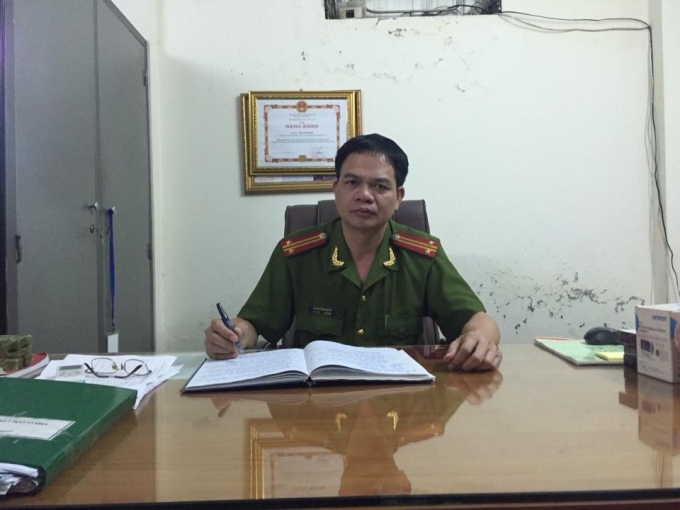 Trung t&aacute; Phạm Do&atilde;n Đo&agrave;n, trưởng c&ocirc;ng an phường Điện Bi&ecirc;n trao đổi với ph&oacute;ng vi&ecirc;n b&aacute;o Ph&aacute;p Luật Plus