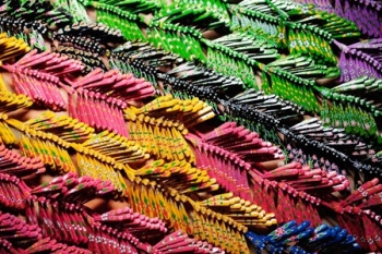 Người đàn ông tật nguyền đưa chuồn chuồn tre xuất ngoại