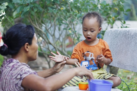 Bữa ăn của hai mẹ con chị Tươi tại Vườn Hoa Thuỵ Khu&ecirc;. Ảnh: Như Trường