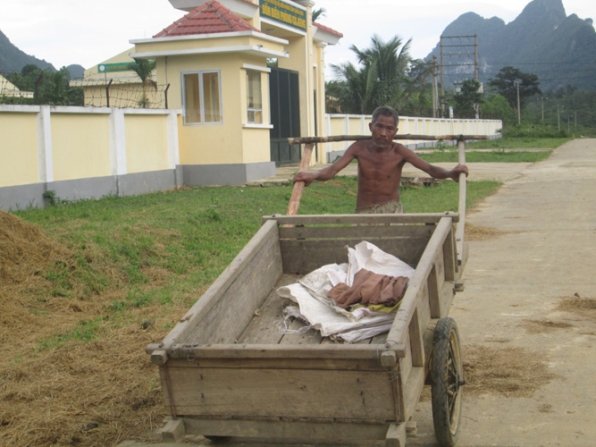 Người đ&agrave;n &ocirc;ng vượt 3km để đi l&agrave;m nương.