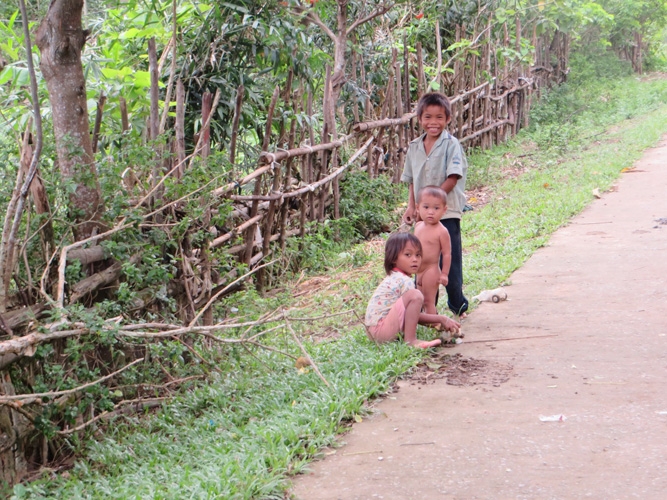 Trẻ em đang vui đ&ugrave;a những đồ chơi tự s&aacute;ng chế.