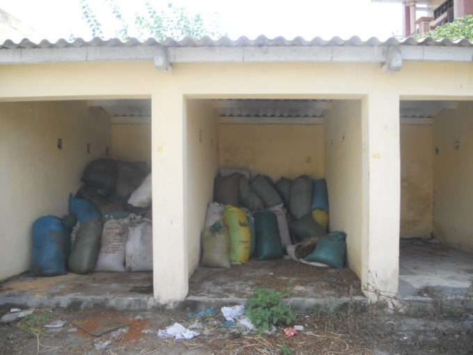 Các ki ốt trở thành nơi tập kết phân bón