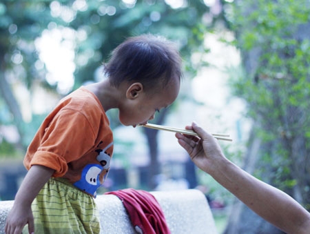 Người mẹ cho con ăn sau một ng&agrave;y dong duổi.