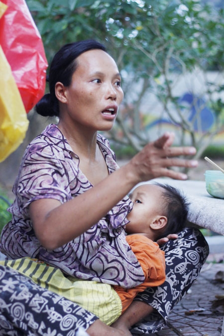 Tr&ecirc;n khu&ocirc;n mặt sạm đen v&igrave; nắng gi&oacute; trong cuộc sống mưu sinh, nhưng chị Tươi vẫn lạc quan cho biết: &ldquo;Mẹ con em nh&igrave;n thế n&agrave;y th&ocirc;i, cuộc sống sướng lắm đ&oacute;, h&ocirc;m n&agrave;o kiếm được nhiều tiền th&igrave; hai mẹ con&nbsp; ăn chung một xuất 20 - 25 ngh&igrave;n, h&ocirc;m n&agrave;o kh&ocirc;ng kiếm được nhiều th&igrave; ăn m&igrave; t&ocirc;m hoặc cố kiếm c&aacute;i g&igrave; đ&oacute; ăn cho c&oacute; sữa để cho con b&uacute;. Thi thoảng c&oacute; nh&oacute;m phượt đ&ecirc;m đi qua họ mua cơm, sữa cho hai mẹ con n&ecirc;n cũng kh&ocirc;ng bị đ&oacute;i&rdquo;.