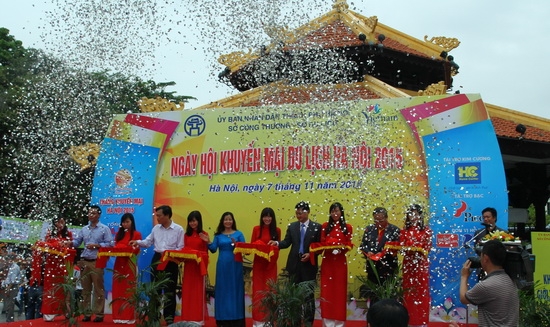 Tưng bừng ng&agrave;y hội khuyến mại du lịch H&agrave; Nội 2015