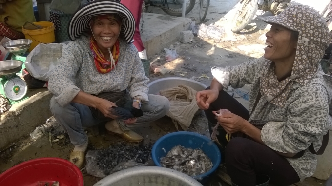 Những người phụ nữ thản nhi&ecirc;n vặt chim c&ograve;. Ảnh Duy Ngợi