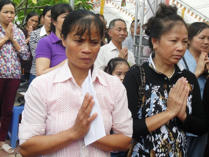 Người th&acirc;n của c&aacute;c nạn nh&acirc;n bị tai nạn giao th&ocirc;ng tham gia lễ cầu si&ecirc;u. Ảnh: Ngọc Nga