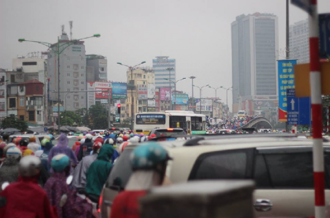 Tại tuyến đường Trần Duy Hưng, h&agrave;ng ngh&igrave;n phương tiện
