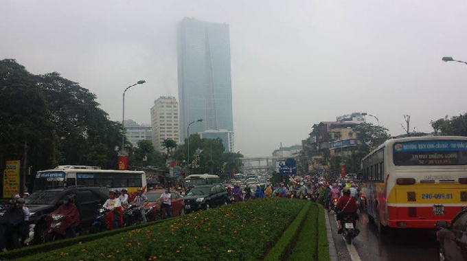 D&ograve;ng người chen ch&uacute;c&nbsp;Tr&ecirc;n đường Nguyễn Ch&iacute; Thanh - Đ&ecirc; La Th&agrave;nh (Ảnh: Đức Qu&yacute;).