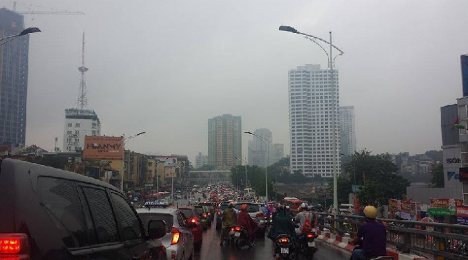 Đường Tr&acirc;n Duy Hưng hướng đi Đại lộ Thăng Long cũng xảy ra t&igrave;nh trạng tương tự (Ảnh: Đức Qu&yacute;).