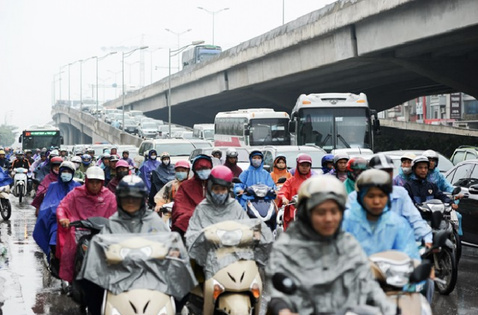 C&aacute;c phương tiện kẹt cứng tr&ecirc;n đường Khuất Duy Tiến (Ảnh: Văn Đại).