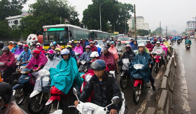 Đoạn đường từ Giải Ph&oacute;ng - L&ecirc; Trọng tấn, mọi người phải nh&uacute;c nh&iacute;ch từng m&eacute;t một.