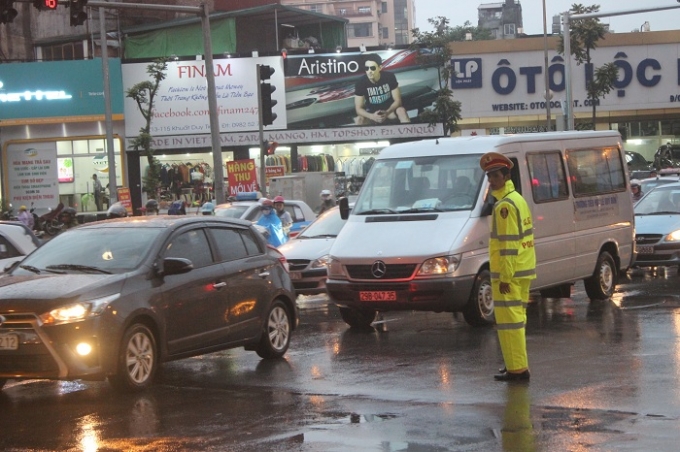 Lực lượng CSGT ph&acirc;n luồng tại tuyến đường Khuất Duy Tiến (Ảnh: Văn Đại).