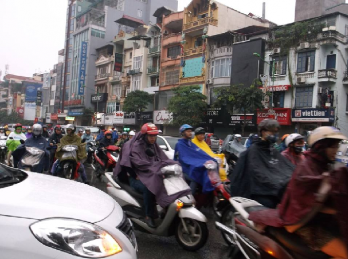 Tuyến đường Kim M&atilde; d&agrave;y đặc c&aacute;c phương tiện chen ch&uacute;c trong cơn mưa s&aacute;ng nay (Ảnh: Văn Đại).
