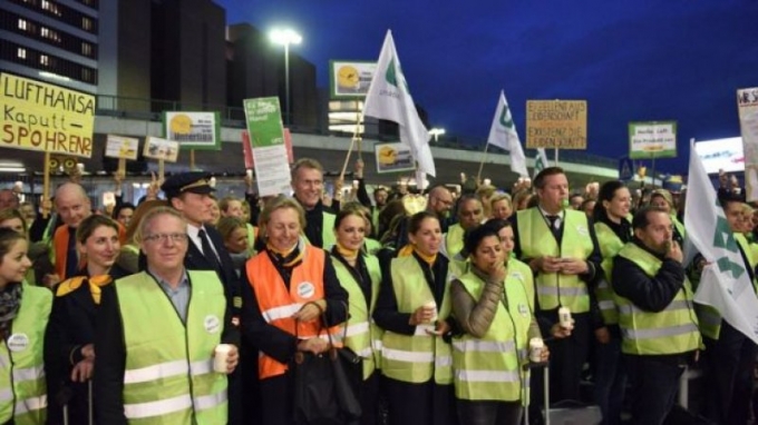 Tiếp vi&ecirc;n h&atilde;ng h&agrave;ng kh&ocirc;ng&nbsp;Lufthansa (Đức) đ&igrave;nh c&ocirc;ng. (Ảnh: BBC)