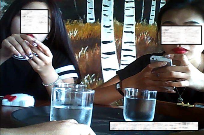 Hải H&agrave; (b&ecirc;n phải) đi c&ugrave;ng một c&ocirc; g&aacute;i rất trẻ.