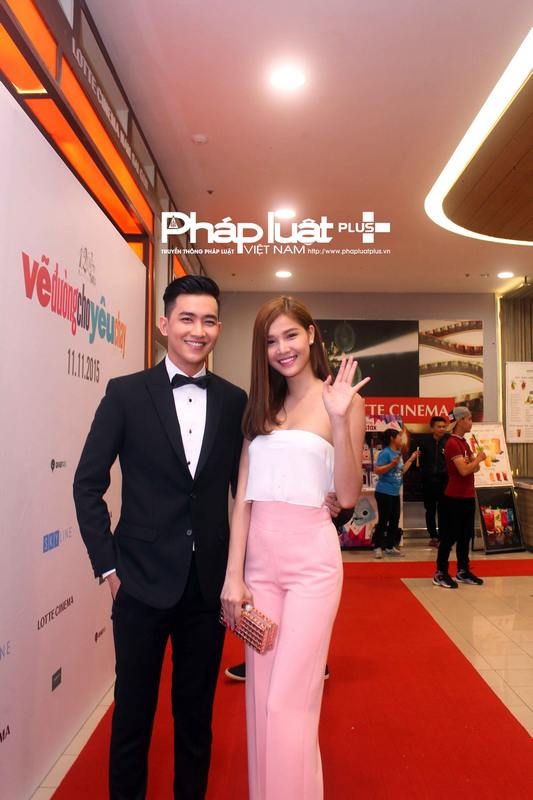 Kỳ H&acirc;n đến ch&uacute;c mừng V&otilde; Cảnh trong buổi ra mắt phim (Ảnh: Đặng Ngọc Hưng)