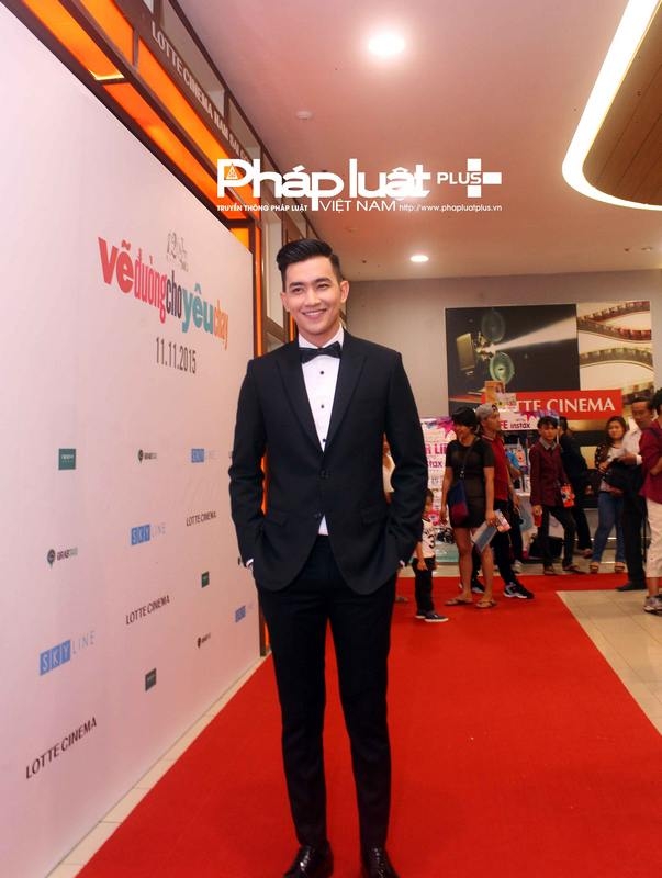 Si&ecirc;u mẫu V&otilde; Cảnh tươi cười khi bộ phim điện ảnh lần đầu ti&ecirc;n anh tham gia diễn xuất được ra mắt c&ocirc;ng ch&uacute;ng (Ảnh: Đặng Ngọc Hưng)
