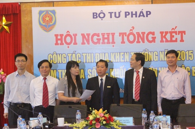 Tổng bi&ecirc;n tập B&aacute;o Ph&aacute;p luật Việt Nam - Đ&agrave;o Văn Hội c&ocirc;ng bố quyết định thi đua khen thưởng 2015.