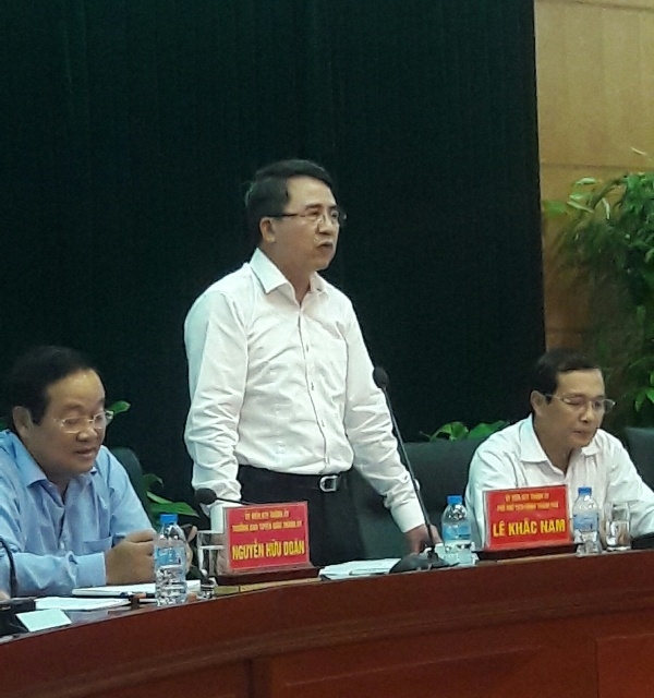 &Ocirc;ng L&ecirc; Khắc Nam, Ph&oacute; chủ tịch UBND TP Hải Ph&ograve;ng chủ tr&igrave; cuộc họp b&aacute;o.
