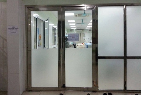 C&aacute;c b&aacute;c sỹ chuyển t&agrave;i xế Cường v&agrave;o ph&ograve;ng hồi sức đặc biệt