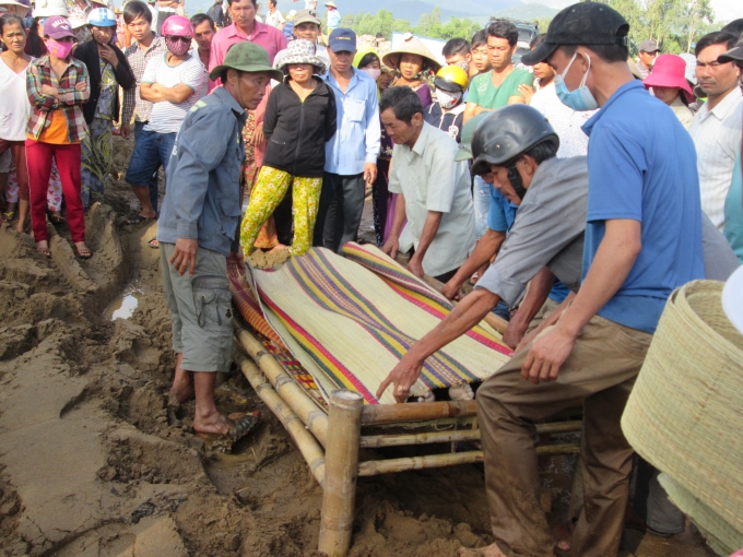 Đưa thi thể nạn nh&acirc;n Thảo l&ecirc;n bờ.