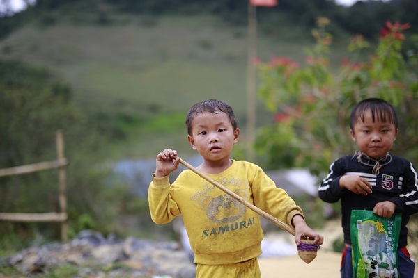 Những đứa trẻ trong trang phục nhếch nh&aacute;c xuống đường xin kẹo, xin tiền (Ảnh: ST)